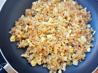剩米饭妙用—鸡蛋酱油炒饭,倒入煎好的鸡蛋一起翻炒