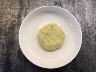 土豆饼,手上沾少许油，取适量土豆泥揉成圆形压扁