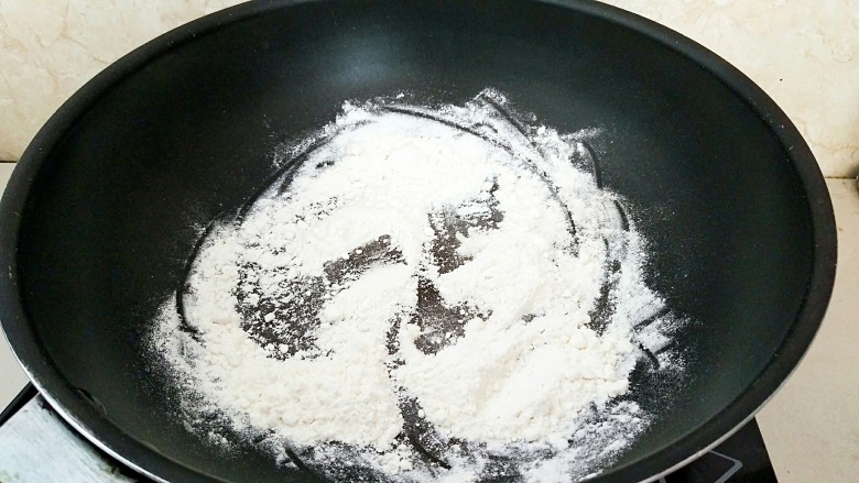 葱香摸底酥,40克中筋面粉用炒锅炒至微黄熟透。