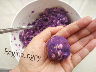 紫薯燕麦饼,取一点放在手掌，搓成小球