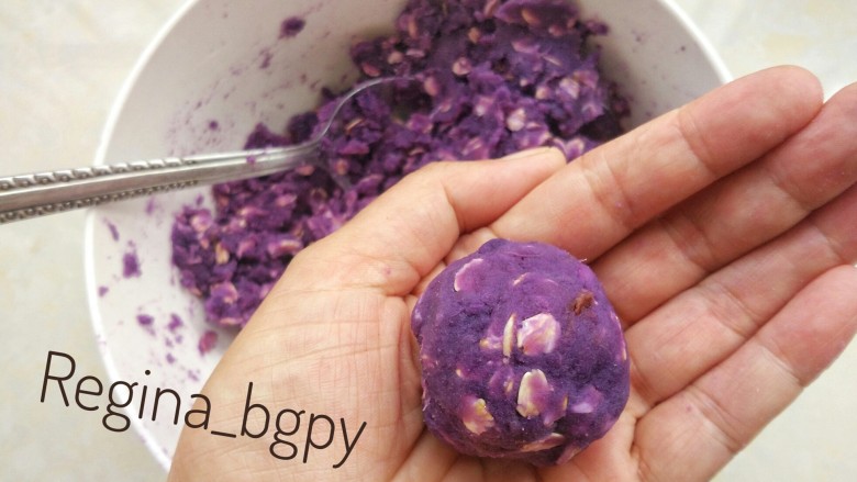 紫薯燕麦饼,取一点放在手掌，搓成小球