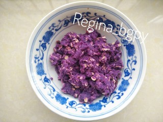 紫薯燕麦饼,拌匀
