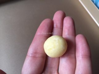 椰香土豆球,然后抓成一个个的小团，揉成小圆球