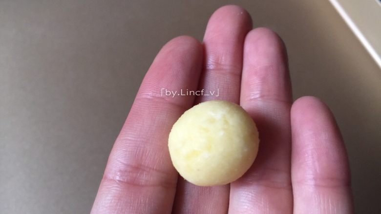 椰香土豆球,然后抓成一个个的小团，揉成小圆球
