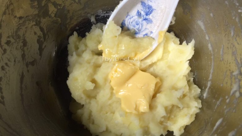 椰香土豆球,加入软化的黄油搅拌均匀