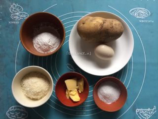 椰香土豆球,准备所用食材:土豆1个、椰蓉70g、鸡蛋1-2个、黄油25g、白糖55g、糯米粉45g