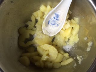 椰香土豆球,蒸熟的土豆片趁热加入白糖拌匀压成土豆泥