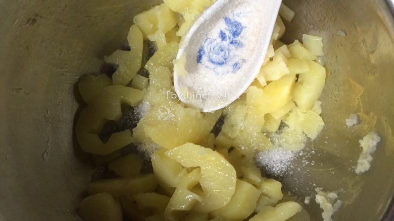 椰香土豆球,蒸熟的土豆片趁热加入白糖拌匀压成土豆泥