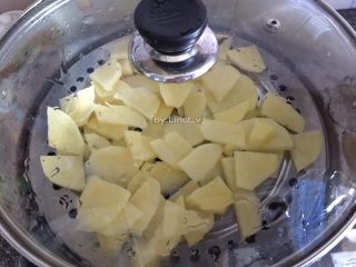 椰香土豆球,切片的土豆片放入蒸锅中蒸熟