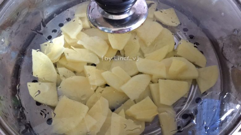 椰香土豆球,切片的土豆片放入蒸锅中蒸熟