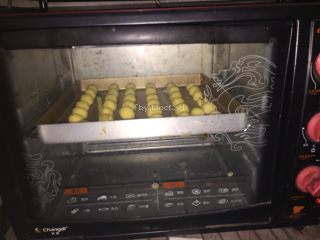 椰香土豆球,然后放入预热好的烤箱中层，上下火，170度约30分钟烘烤即可