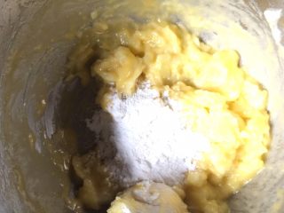 椰香土豆球,加入糯米粉搅拌均匀