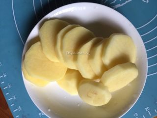 椰香土豆球,洗净后的土豆切成片