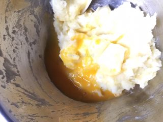 椰香土豆球,然后加入打散的鸡蛋蛋黄液搅拌