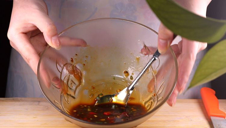 往青椒里塞入半斤金针菇，这味道绝了！,加入少许的清水，用勺子将调料拌匀后备用。
