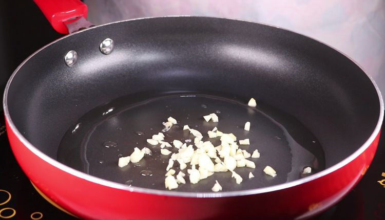 往青椒里塞入半斤金针菇，这味道绝了！,锅烧热，加入适量的植物油，油热后加入蒜末下锅爆香。