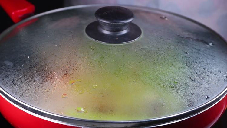 往青椒里塞入半斤金针菇，这味道绝了！,调料摊均匀后盖上盖子焖煮。中毒可以打开盖子翻面然后继续盖上盖子焖煮。