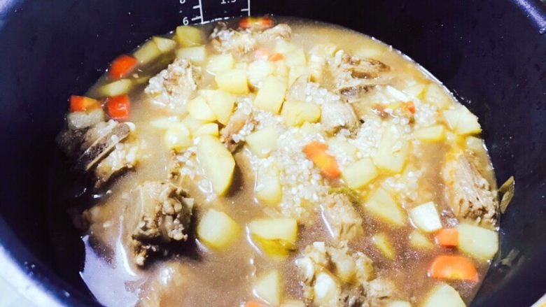 电饭锅美味排骨饭,将米洗好，排骨，土豆，胡萝卜都倒进电饭煲。
