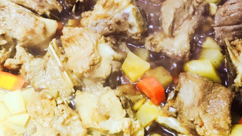 电饭锅美味排骨饭,排骨烧沸后，把盛好的土豆和胡萝卜丁放进去炒5分钟。