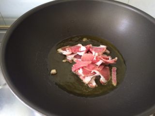 茭白炒肉,油八成热时倒入猪肉片