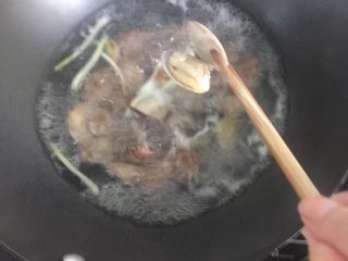 文蛤蒸蛋,把蛤蜊倒入锅中，开口一只夹出一只，煮蛤蜊的汤水晾凉
