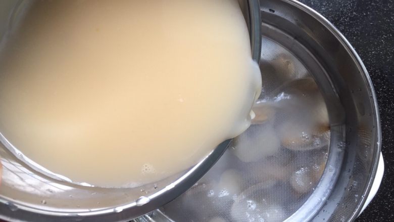文蛤蒸蛋,然后把搅拌好的蛋糊过滤到蒸蛤蜊的盘中