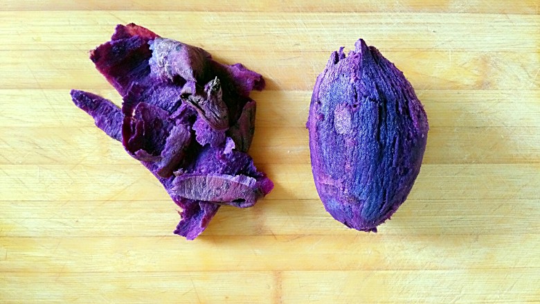 超乎想象的味蕾体验之花边紫薯坚果奶昔,紫薯蒸熟去皮
