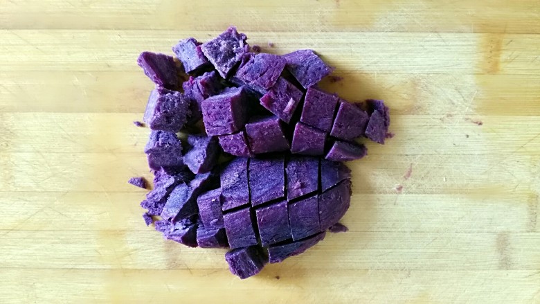 超乎想象的味蕾体验之花边紫薯坚果奶昔,切小块待用