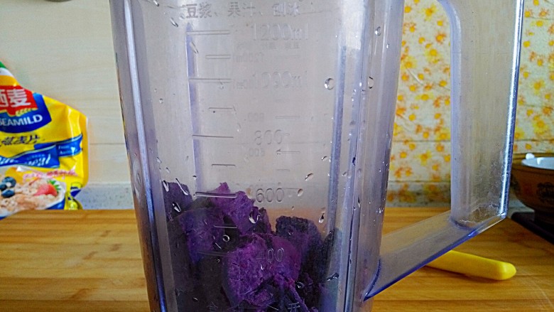 超乎想象的味蕾体验之花边紫薯坚果奶昔,倒入料理机