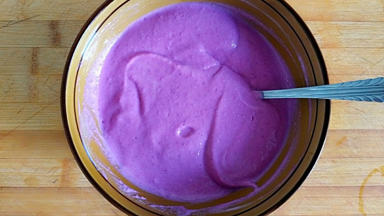 超乎想象的味蕾体验之花边紫薯坚果奶昔,做成紫薯奶昔放冰箱冷藏待用