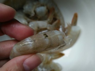 潇大妈-蛋黄开边虾,虾，用小剪刀剪去头，剪开背部以及腹部。
取出背部和腹部的虾线。
如图黑色，就是虾线。