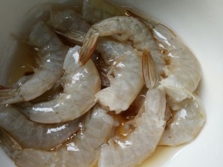 潇大妈-蛋黄开边虾,去除以后，将虾洗干净。
加入料酒两勺子，少许盐，腌制十分钟。