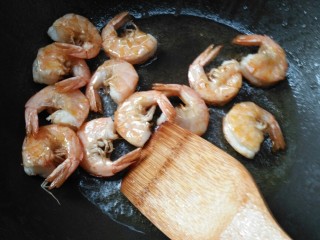 潇大妈-蛋黄开边虾,锅内下油，把油烧得非常热，
然后把料酒倒掉，把虾放锅里炒至虾皮焦黄。