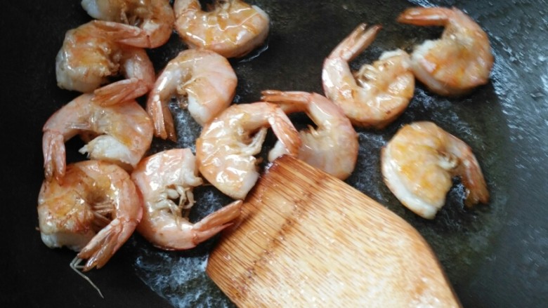 潇大妈-蛋黄开边虾,锅内下油，把油烧得非常热，
然后把料酒倒掉，把虾放锅里炒至虾皮焦黄。