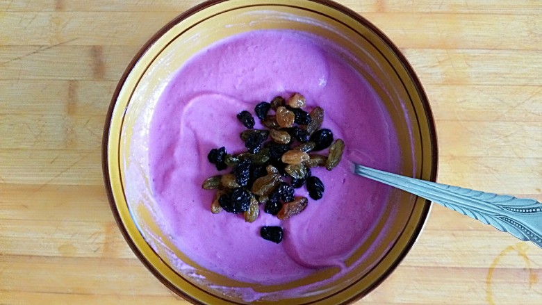 超乎想象的味蕾体验之花边紫薯坚果奶昔,冰箱取出紫薯奶昔加蓝莓干，葡萄干搅拌均匀