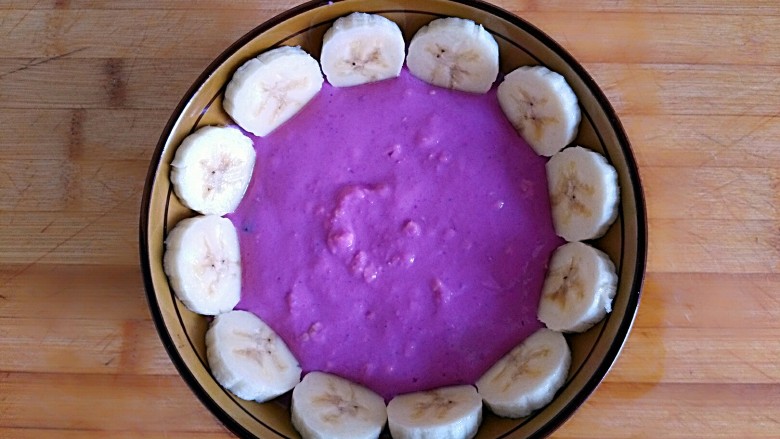 超乎想象的味蕾体验之花边紫薯坚果奶昔,搅拌好，把香蕉片沿着碗壁摆好（有不有很像花边）