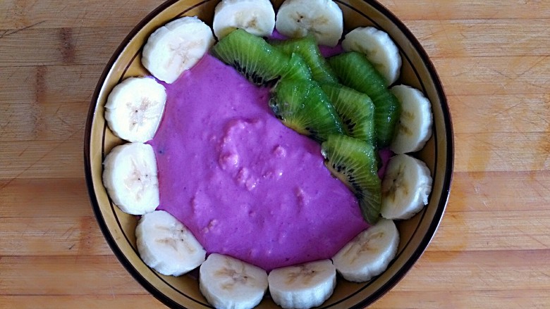超乎想象的味蕾体验之花边紫薯坚果奶昔,猕猴桃挨着香蕉片摆好（自己随意怎么摆都可以）