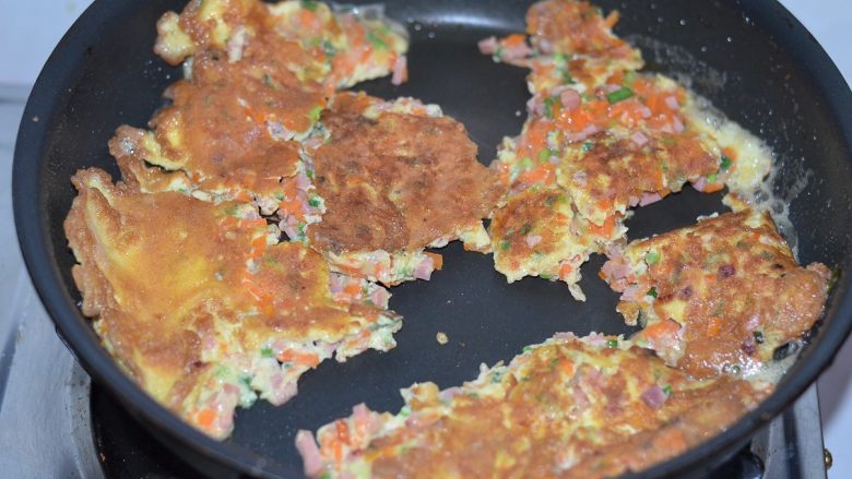 胡萝卜火腿煎蛋，越吃越爱,两面煎香，熟透出锅。