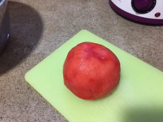 百搭西红柿+蘑菇牛肉汉堡,番茄用削皮刀去皮，不要加热。