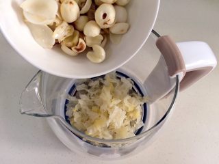 银耳莲子百合汤,把银耳、莲子和百合一起倒入养生壶内。