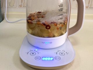 银耳莲子百合汤,煮完结束后，可以直接吃，也可以继续焖10-20分钟。