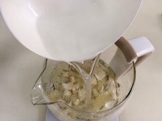 银耳莲子百合汤,在养生壶内倒入纯净水。