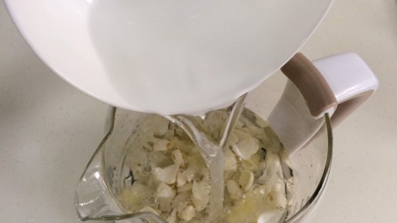 银耳莲子百合汤,在养生壶内倒入纯净水。