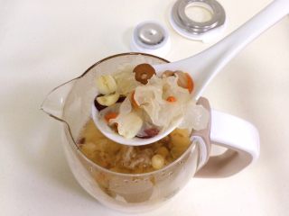 银耳莲子百合汤,滋阴润肺的银耳莲子百合汤就制作完成了。