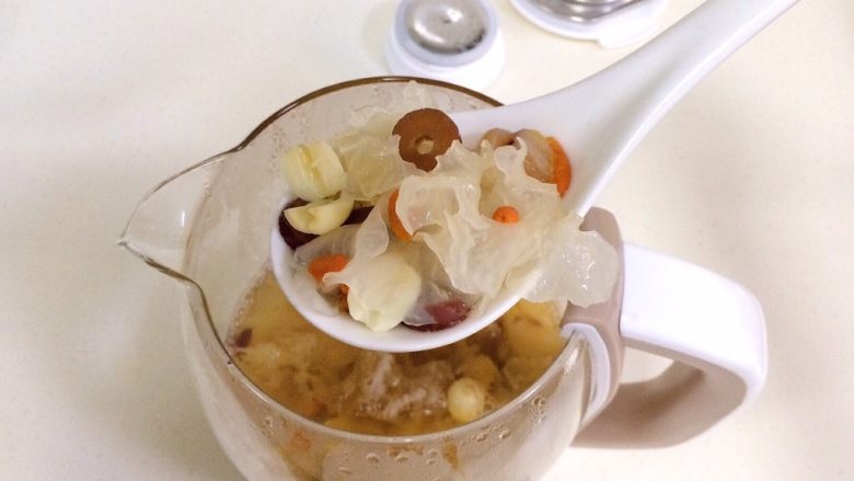 银耳莲子百合汤,滋阴润肺的银耳莲子百合汤就制作完成了。