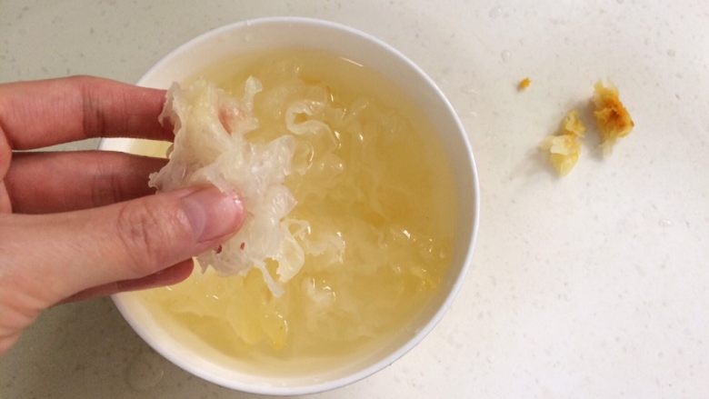 银耳莲子百合汤,把泡发好的银耳去根，撕成小碎块。