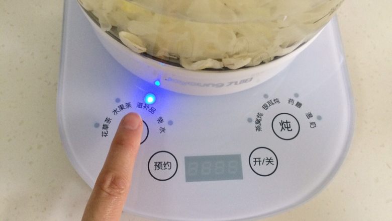 银耳莲子百合汤,启动养生壶滋补汤的功能，一个程序是45分钟。