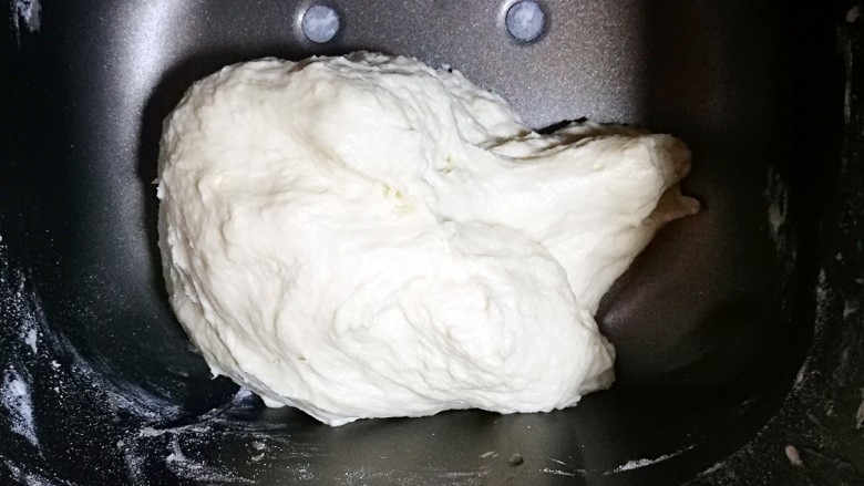 佛卡夏面包,这款面包不要过度揉面，一定注意，不需要揉出膜哦，揉成团即可，所以面包机不要等完一个揉面程序，揉成一个光滑面团即可停止了。等待发酵。