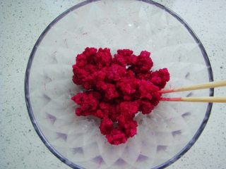 莲蓉花朵和果子,搅拌成块，看不到干粉晾至温热。