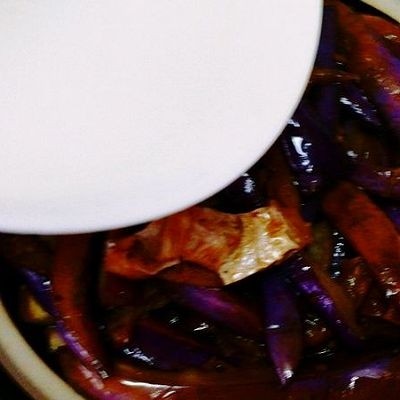 咸鱼茄子煲,.盛到沙煲里，均匀的倒入少许开水。